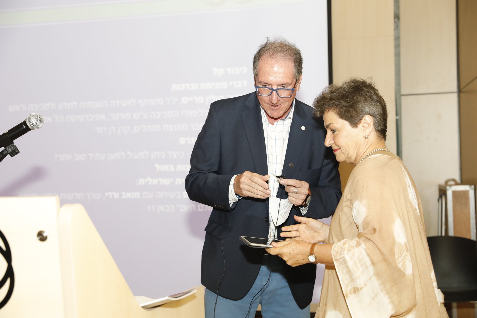 פרופ' קולין פרייס וכריסטיאנה פיגראס בערב הפתיחה של הועידה. צילום: האגודה הישראלית לאקולוגיה ומדעי הסביבה