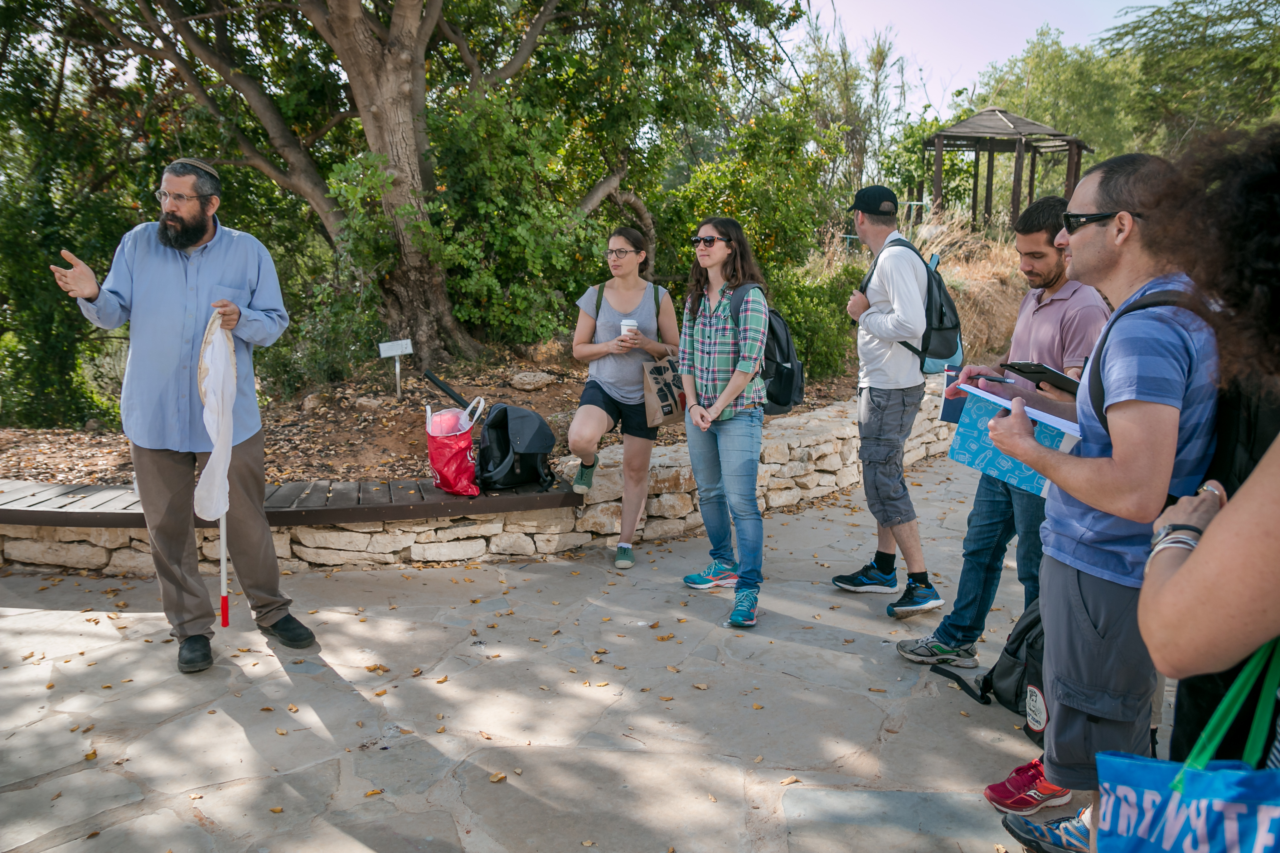 תלמידי  קורס סיורי שטח בסיור דבורי בר ודבורת הדבש בישראל