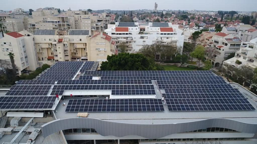 התקנת מערכות חשמל סולאריות על גגות בית ספיר והיכל התרבות העירוני