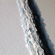 הבקע המתהווה במדף השלג באנטארקטיקה. צילום: NASA’s Earth Observatory